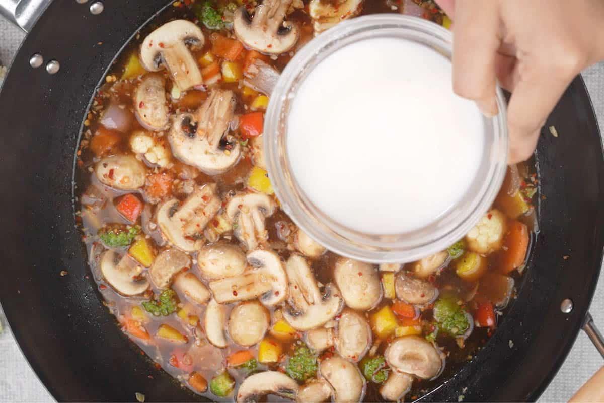 Aggiunta della pastella alla padella.