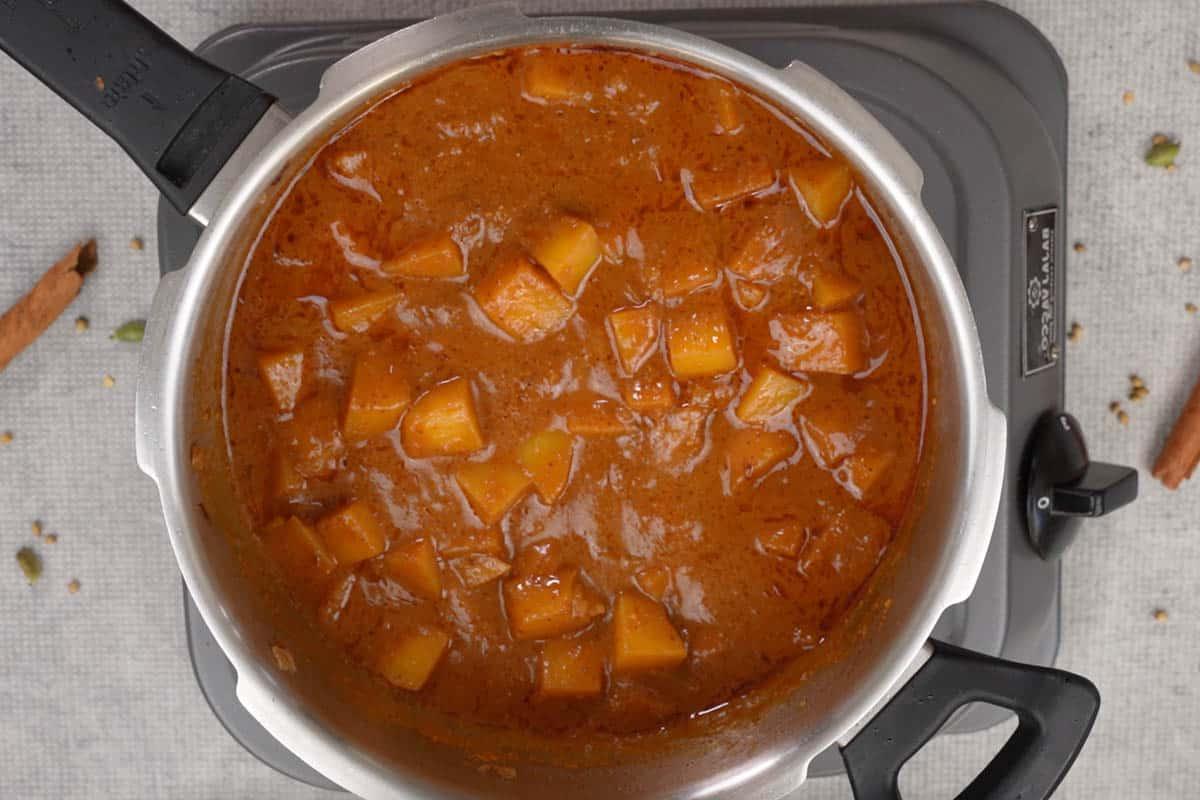 Aloo vindaloo pronto, servito e fumante.