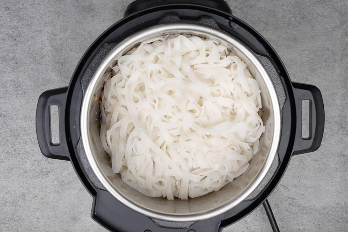 Instant Pot Pad Thai Vegetariano 14 Noodles aggiunti alla pentola.