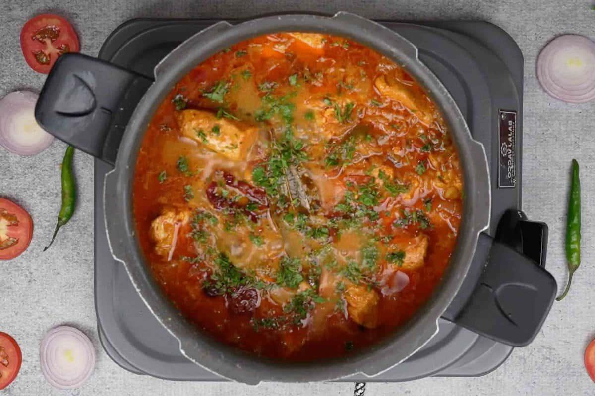 Curry di Pollo Disossato (Stile Indiano Settentrionale) 15 Curry di pollo disossato guarnito con coriandolo.