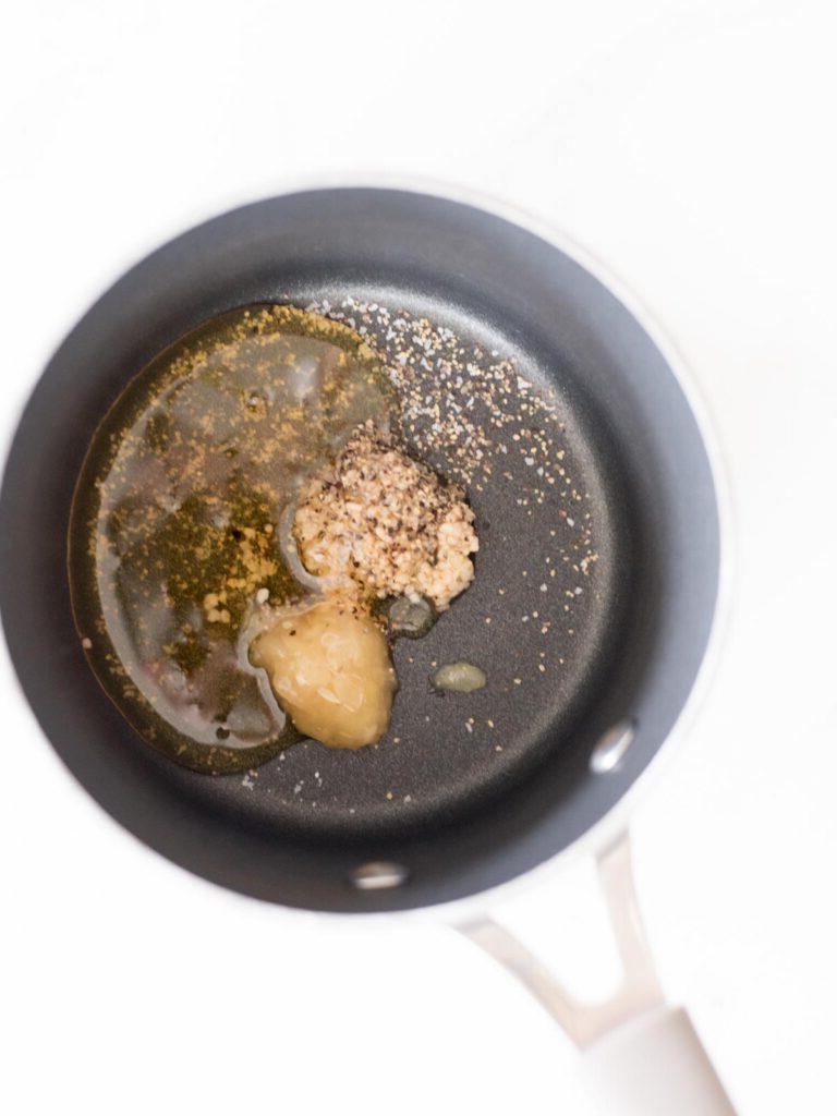 Polpette di pollo caramellate 14 Aglio, zenzero, sale, pepe e miele in un pentolino
