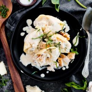 Conchiglie Ripiene di Pollo e Ricotta 14 creamy chicken and ricotta stuffed shells topped with basil
