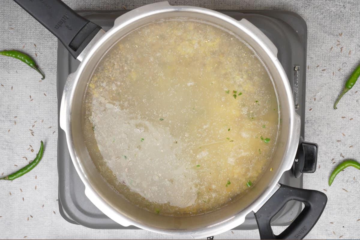 Khichdi di Miglio Perlato 15 Acqua aggiunta alla pentola.