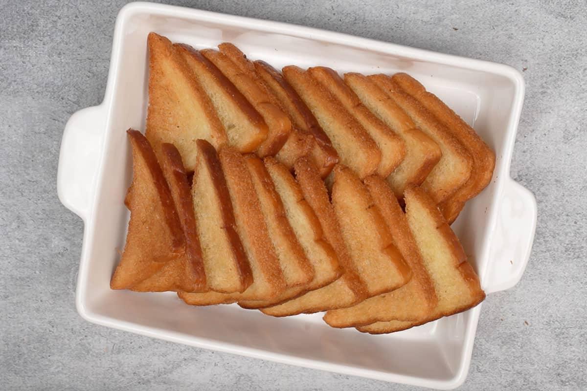 Dolce di pane 15 Fette di pane disposte su una teglia.
