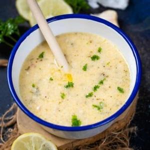 Salsa al Limone, Aglio e Burro 15 Questa salsa al burro, limone e aglio facile da 15 minuti è burrosa, vivace, cremosa e versatile. Gustala su pasta, pesce, verdure, pollo o carne; ti farà innamorare (vegetariana).