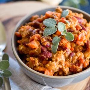 Chili di Carne Macinata e Zucca 15 chili di zucca in una ciotola guarnito con salvia fresca