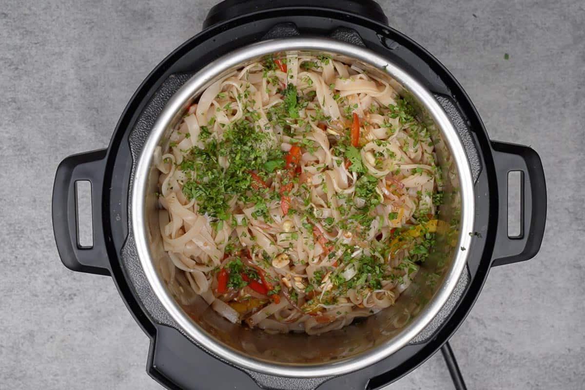 Instant Pot Pad Thai Vegetariano 15 Noodles Pad Thai in Instant Pot pronti.