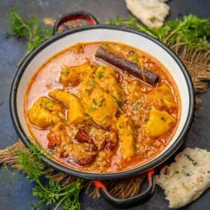 Curry di Pollo Disossato (Stile Indiano Settentrionale) 3 Questo curry di pollo disossato in stile Nord Indiano è facile da fare con pochi e semplici ingredienti. Puoi farlo in una Instant Pot o in una pentola a pressione tradizionale.