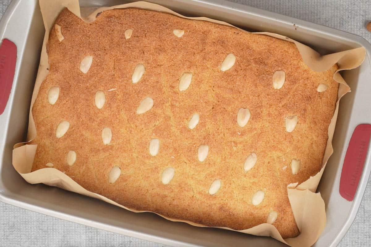 Basbousa (Torta Medio-Orientale di Semolino e Cocco) 15 Basbousa cotta.