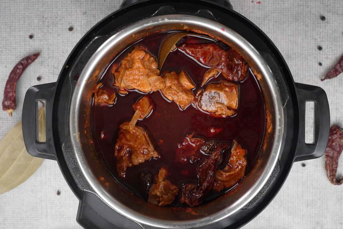 Rogan Josh di Montone 15 Mutton Rogan Josh del Kashmir pronto per essere servito.