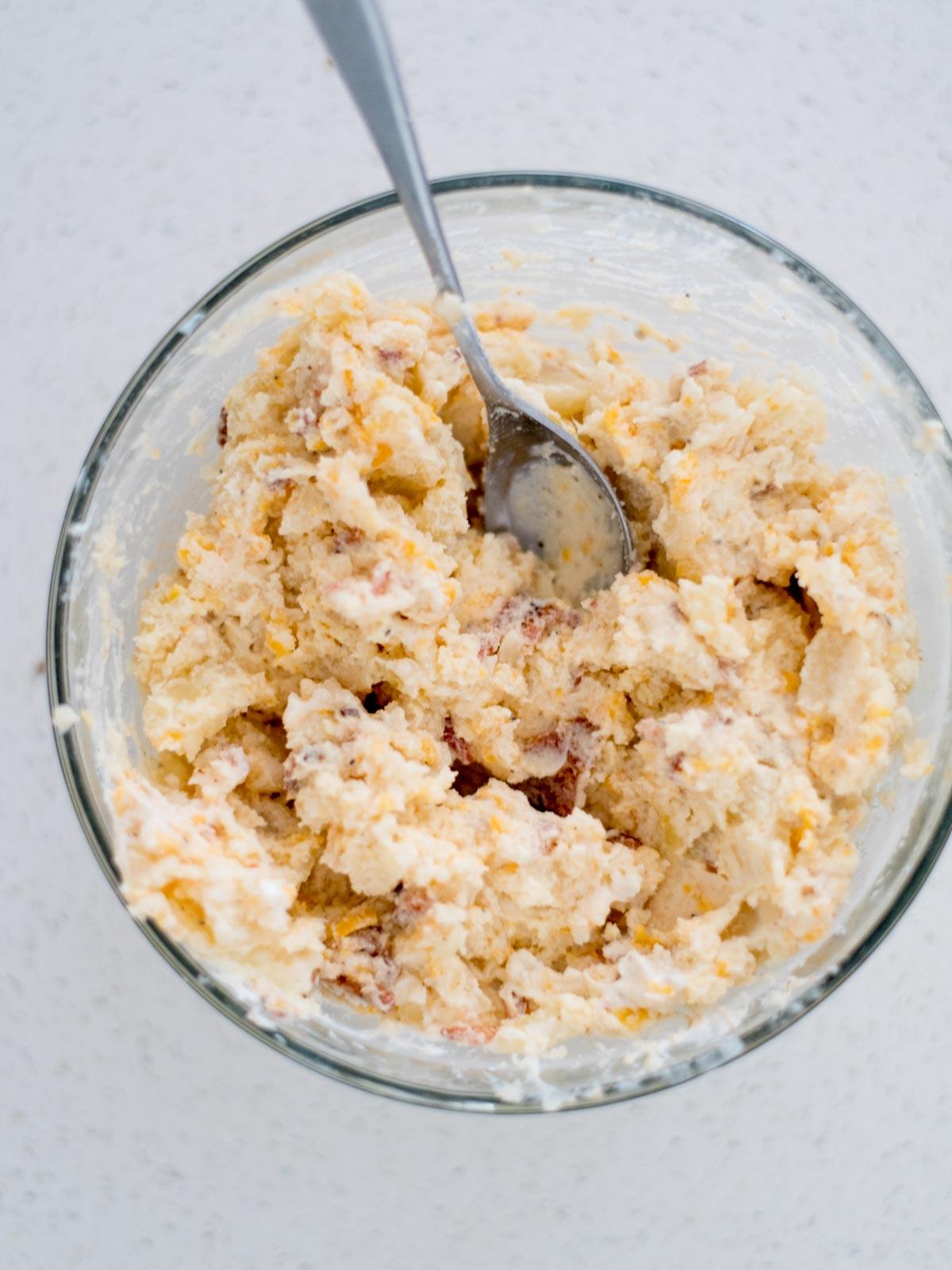 Patate Doppia Cottura in Friggitrice ad Aria 15 Ciotola con il composto di patate per patate ripiene pronto all'uso.