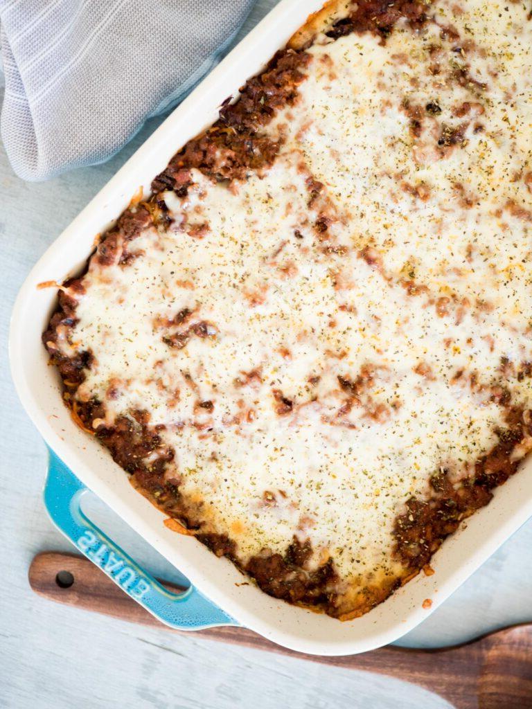 La Migliore Ricetta di Spaghetti al Forno (Facile) 15 Spaghetti al forno in una teglia Staub, cotti alla perfezione e pronti per essere serviti