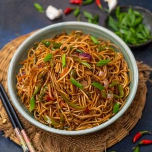 Noodles al Peperoncino e Aglio 15 Questi noodles Indo-Cinesi piccanti all'aglio e peperoncino sono semplicissimi da preparare a casa con ingredienti semplici. Serviteli da soli o con un curry piccante per un pasto confortante.