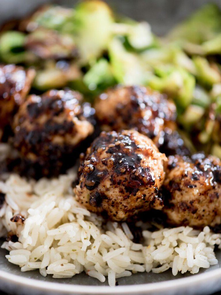 Polpette di pollo caramellate 16 Polpette di pollo agrodolci in una ciotola con riso e cavoletti di Bruxelles