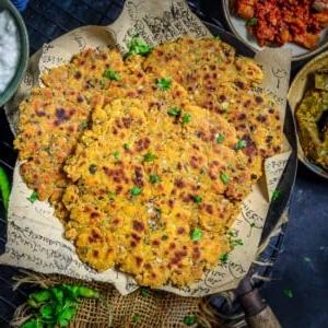Koki Sindhi 16 Un piatto popolare della cucina Sindhi, Sindhi Koki è un pane piatto con un gusto favoloso e una consistenza interessante. È un piatto per la colazione fatto usando farina di grano, besan, spezie ed erbe (vegano).