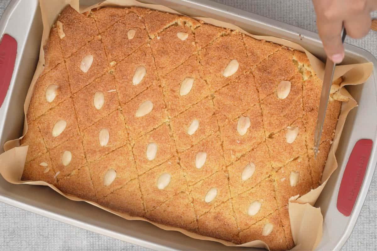 Basbousa (Torta Medio-Orientale di Semolino e Cocco) 16 Coltello passato di nuovo sui segni.