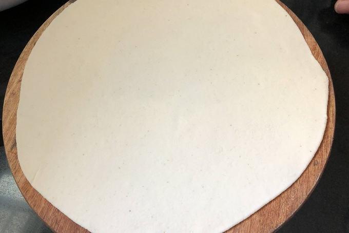 Impasto steso in un cerchio sottile.