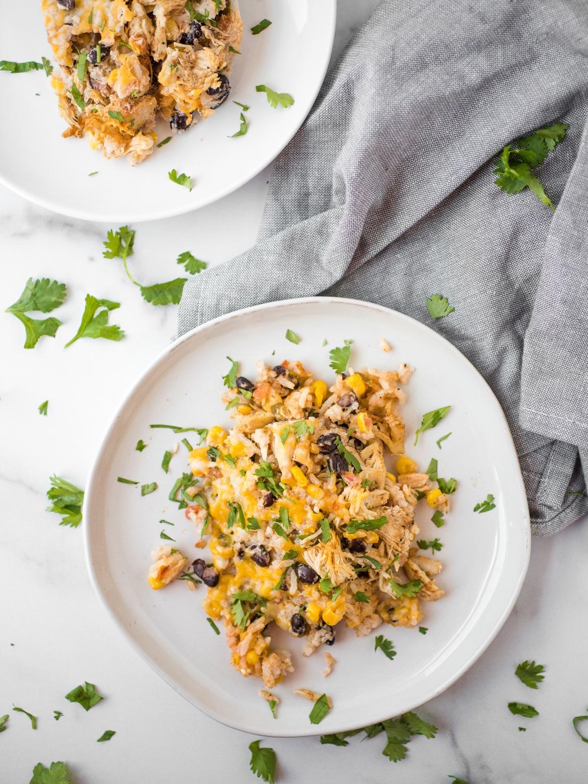 Sformato di Pollo Tex-Mex, Fagioli Neri e Riso 16 Una porzione di teglia di pollo e fagioli neri Tex-Mex su un piatto bianco, ben impiattata e pronta per essere gustata.