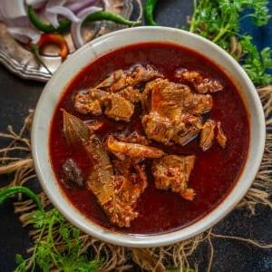 Rogan Josh di Montone 16 Mutton Rogan Josh è un curry tradizionale del Kashmir aromatizzato con semi di finocchio e zenzero secco. Impara a farlo in modo autentico con la mia ricetta facile.