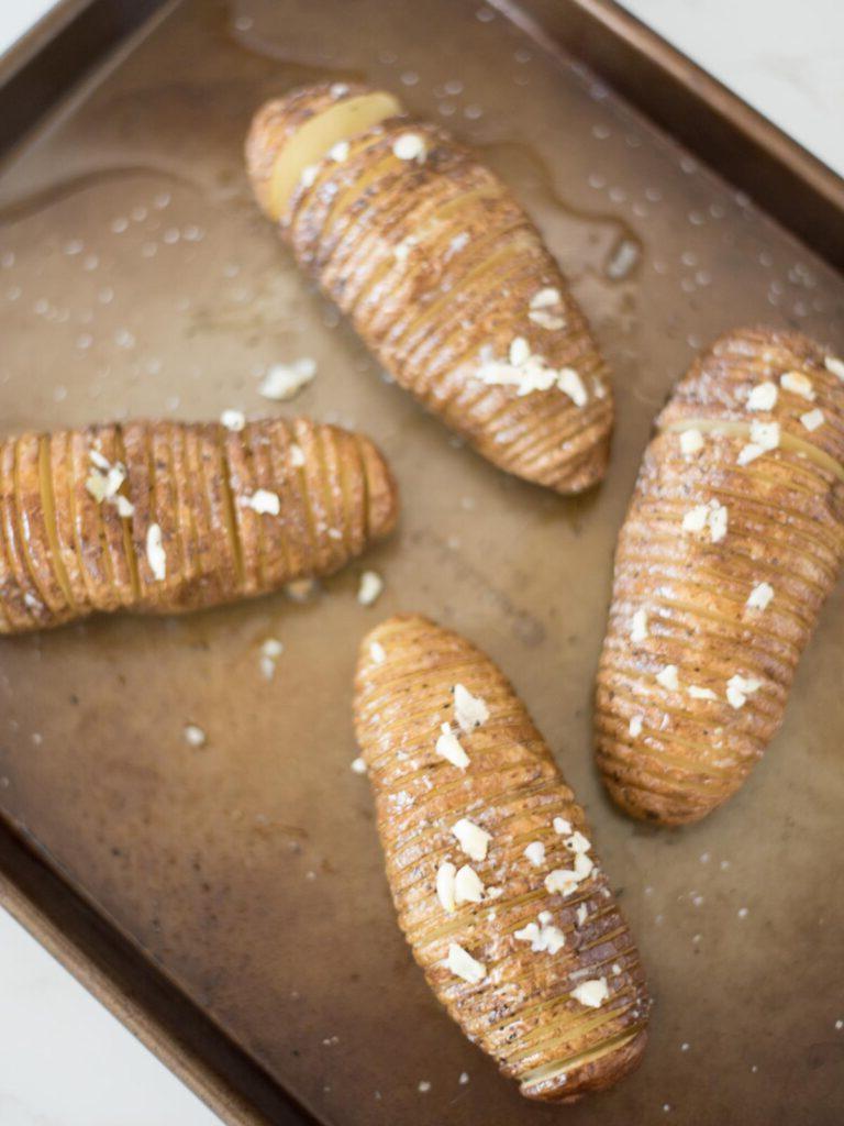 Patate Hasselback all'Aglio 16 burro all'aglio messo sulle patate hasselback
