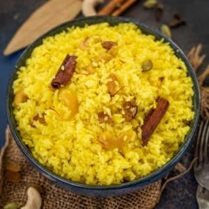 Basanti Holud Mishti Pulao (Riso Dolce Bengalese, Basanti Pulao) è una preparazione di riso delicatamente dolce molto popolare in Bengala. Viene servito con Kosha Mangsho (Curry di Agnello Bengalese) per tutte le feste e occasioni speciali. Impara a prepararlo in modo tradizionale (senza glutine).