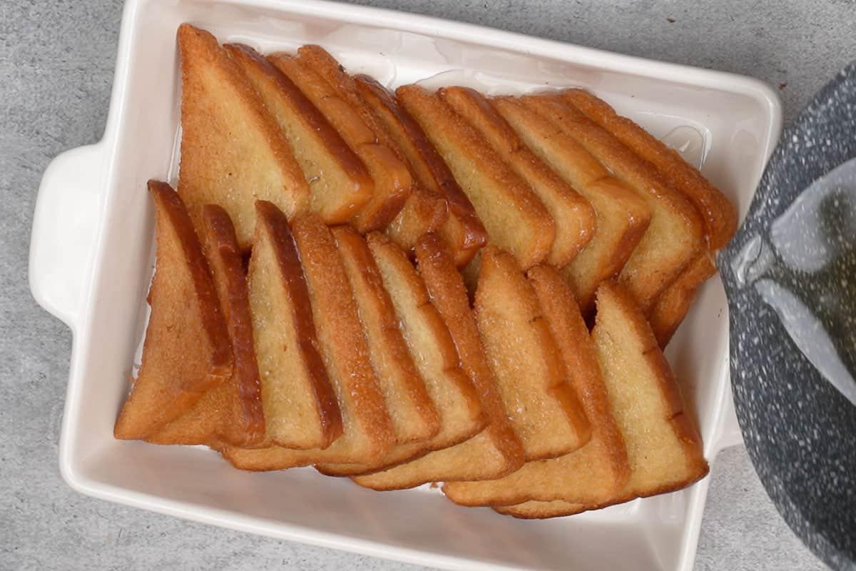 Dolce di pane 16 Sciroppo di zucchero versato sulle fette.