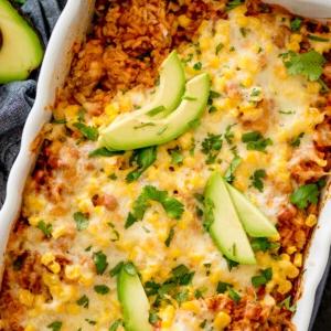 casseruola di riso messicana con pollo, guarnita con coriandolo e avocado