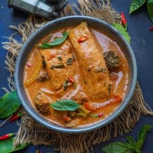 Salmone al Curry Panang 17 Il Curry Panang al Salmone è un delizioso curry in stile thailandese. Preparalo in meno di 30 minuti usando ingredienti semplici e gustosi.
