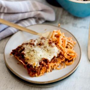 La Migliore Ricetta di Spaghetti al Forno (Facile) 17 Ricetta spaghetti al forno facili, completamente cotta e servita su un piatto con una forchetta