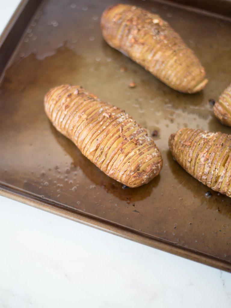 Patate Hasselback all'Aglio 17 patata hasselback cotta a metà su una teglia