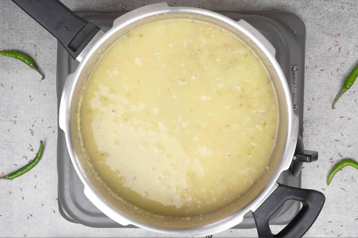 Khichdi di Miglio Perlato 17 Coperchio della pentola aperto.