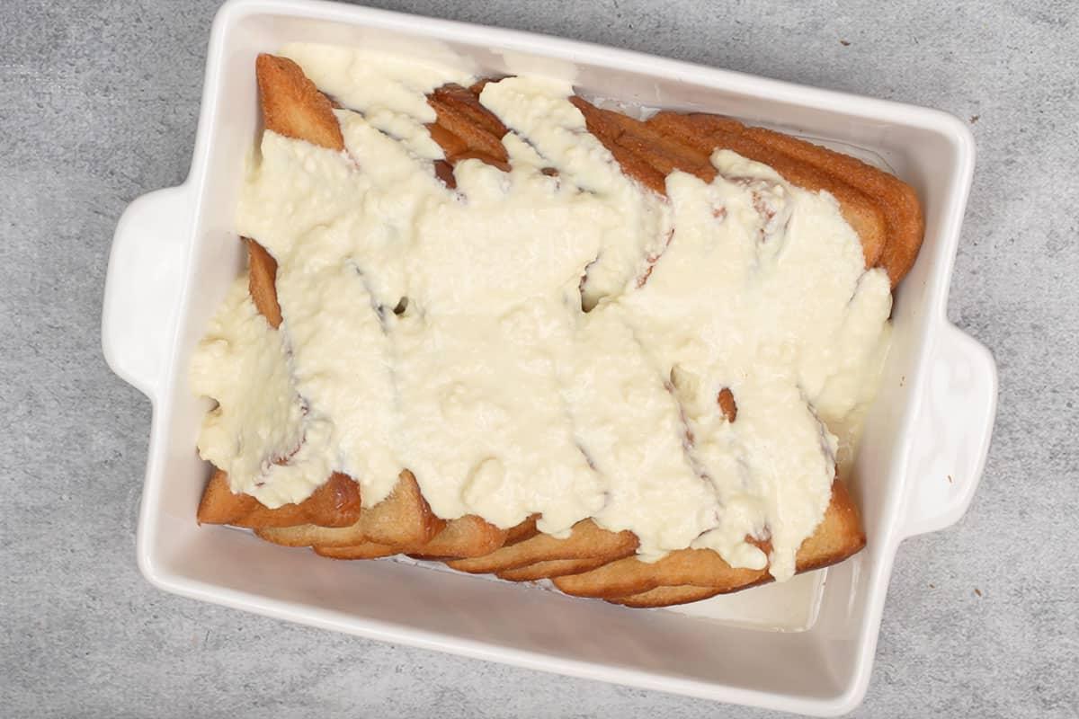 Dolce di pane 17 Rabdi versata sopra.