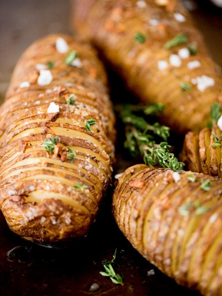 Patate Hasselback all'Aglio 18 patate hasselback al burro e aglio guarnite con timo fresco e sale in fiocchi