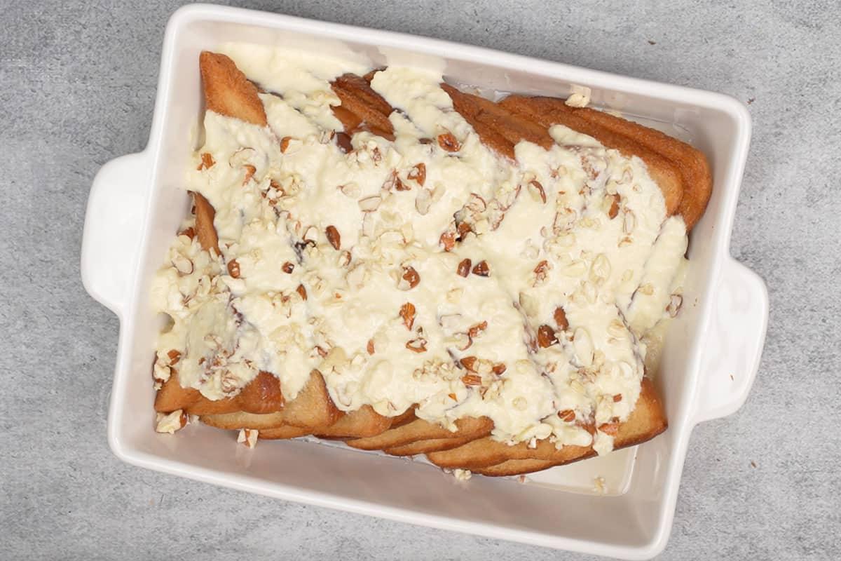 Dolce di pane 18 Frutta secca cosparsa sopra.