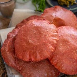 Poori alla Barbabietola 18 Questo poori di barbabietola dal colore cremisi è una variante deliziosa e salutare della classica ricetta del poori. Provalo a casa seguendo la mia ricetta facile.