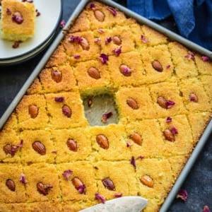 Basbousa (Torta Medio-Orientale di Semolino e Cocco) 18 La Basbousa (Basboosa) è un dolce mediorientale a base di semolino dolce e cocco. È anche conosciuta come revani o namoura in alcune parti. Ecco come prepararla a casa.