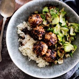 Polpette di pollo caramellate 18 Polpette di pollo agrodolci in una ciotola con riso e cavoletti di Bruxelles