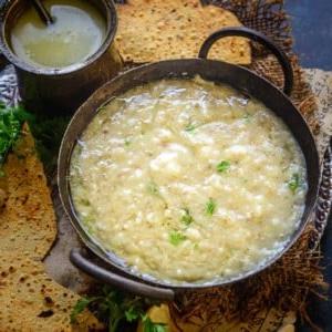 Khichdi di Miglio Perlato 19 Una ricetta deliziosa, riscaldante e nutriente dal Rajasthan, Bajra Khichdi (Bajre Ki Khichdi, Pearl Millet Khichdi) è fatto usando bajra (miglio perla), riso e lenticchie. È un piatto completo che è un favorito invernale (vegetariano, può essere facilmente reso vegano o senza glutine).