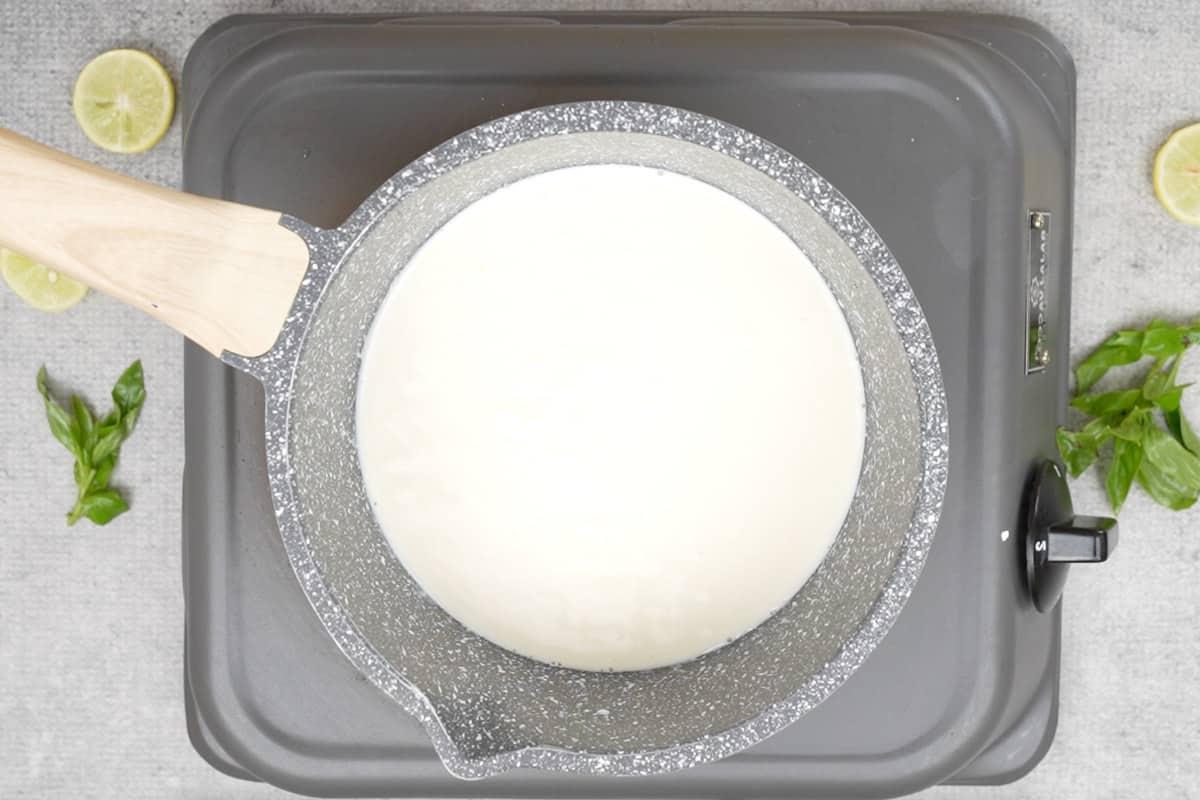 Panna fresca versata in una pentola.