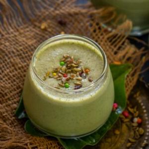 Shot al Paan 3 Paan Shots è una bevanda rinfrescante preparata con foglie di betel fresche, gulkand aromatico (marmellata di rose) e cremoso gelato alla vaniglia. Prova la mia ricetta facile qui (vegetariana).