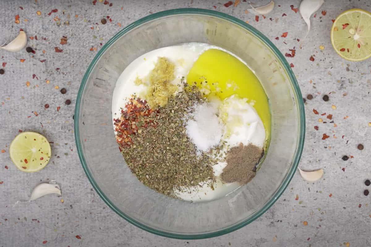 Tutti gli ingredienti della salsa aggiunti in una ciotola, pronti per essere mescolati.