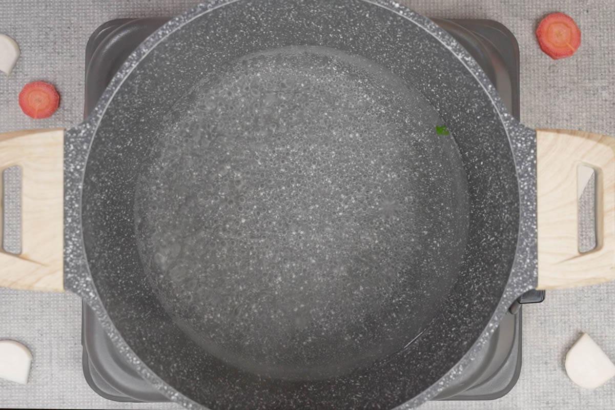 Acqua che bolle in una pentola.