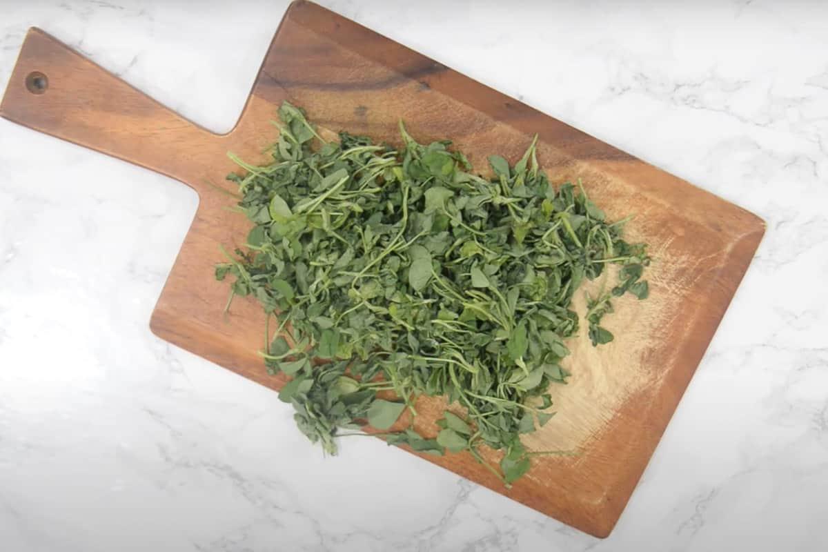 Foglie di methi pulite e pronte per l'essiccazione, selezionate con cura.