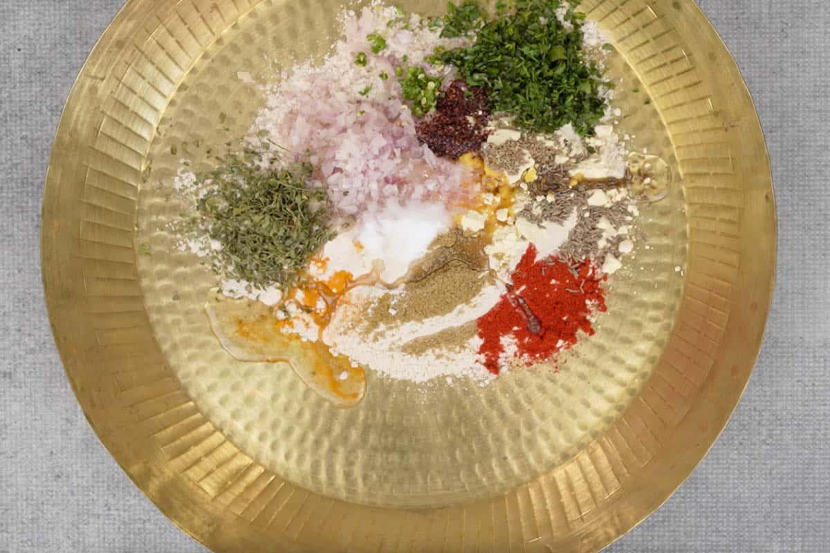 Koki Sindhi 3 Tutti gli ingredienti aggiunti in una ciotola grande.