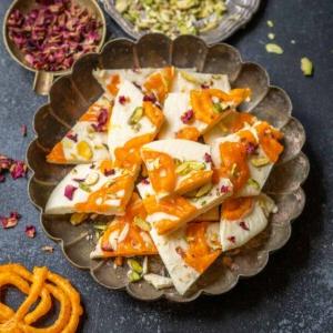 Scorza di Cioccolato Bianco al Jalebi 3 Preparato con soli 4 ingredienti, questo Cioccolato Bark di Jalebi e Cioccolato Bianco è un delizioso dessert fusion che puoi preparare per le prossime festività. Prova la mia ricetta facile qui.