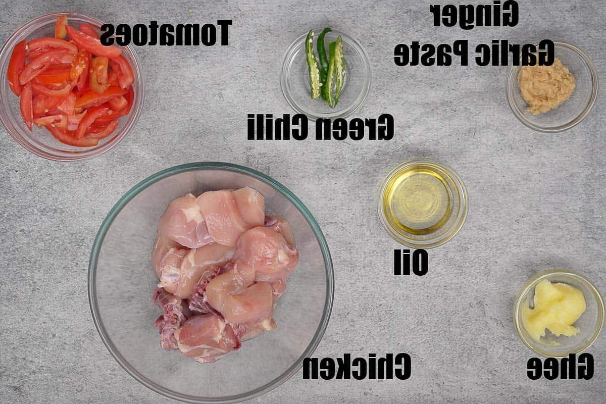 Ingredienti per il Curry di Pollo al Pomodoro disposti su una superficie.