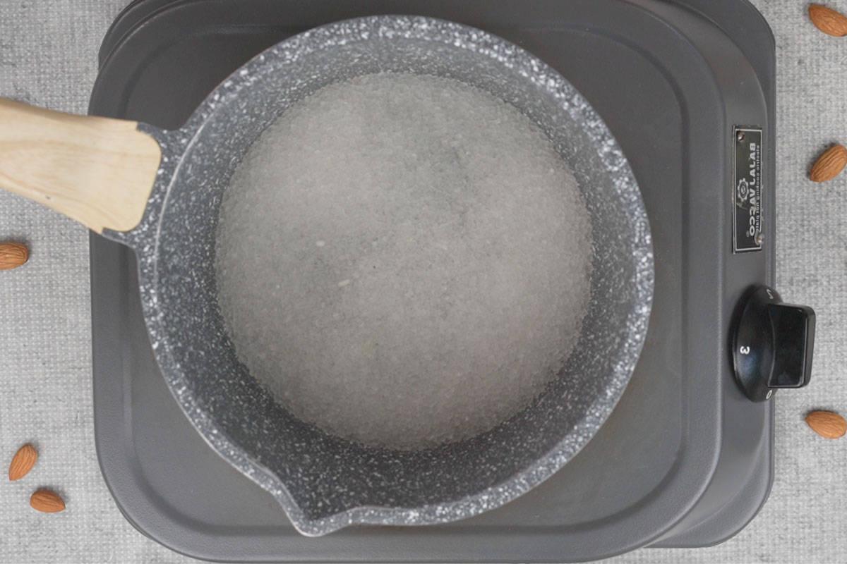 Basbousa (Torta Medio-Orientale di Semolino e Cocco) 3 Acqua e zucchero aggiunti al pentolino.