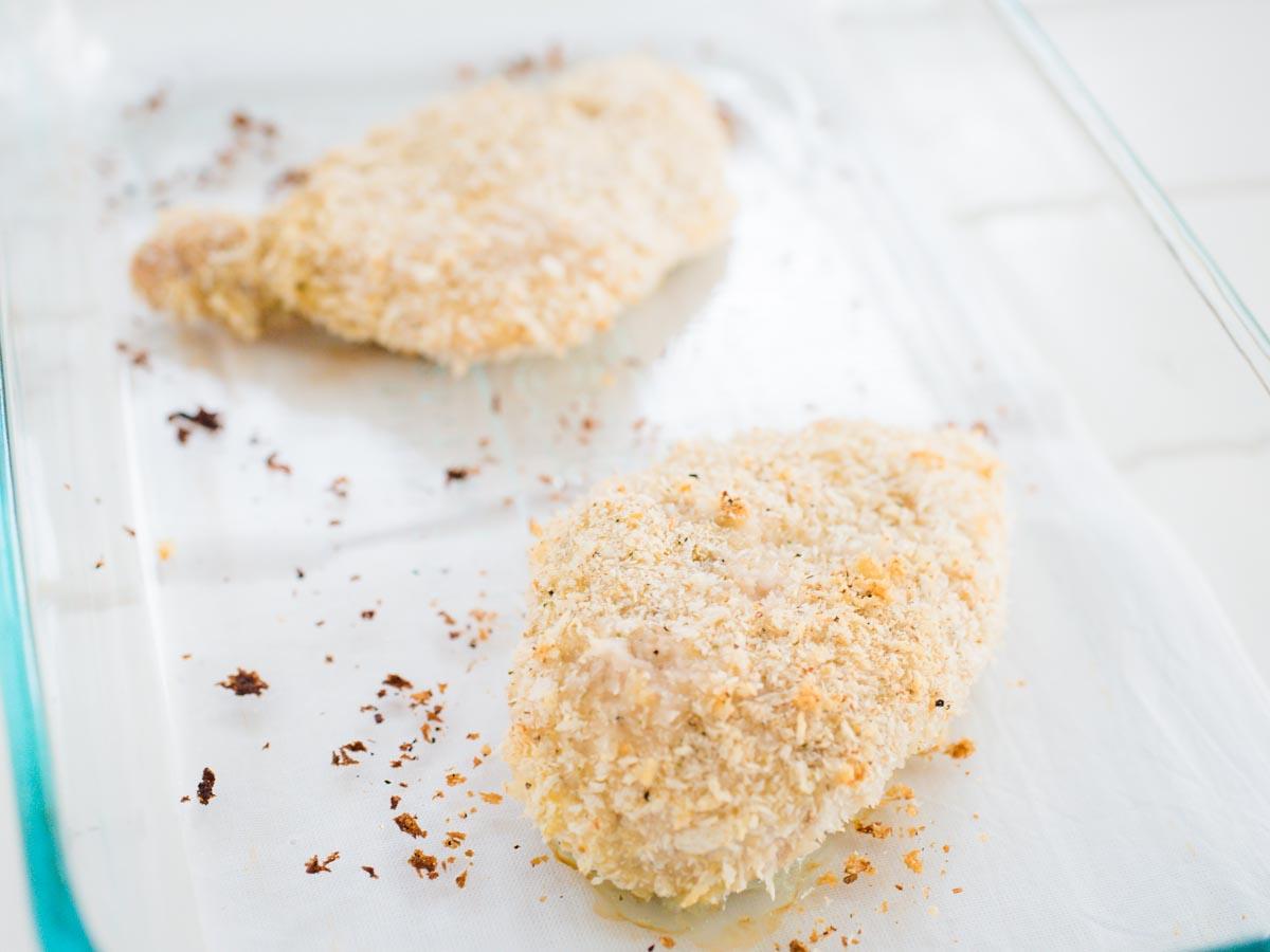 Ricetta Pollo al Panko 3 Pollo al forno impanato con panko pronto per essere servito