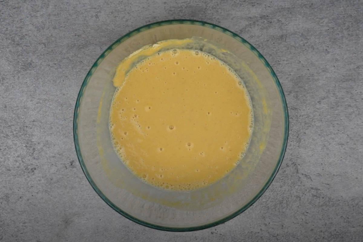 Porridge Giamaicano di Mais 3 Farina di mais e acqua mescolate in una ciotola per formare una pastella liscia, passo fondamentale per un porridge senza grumi.