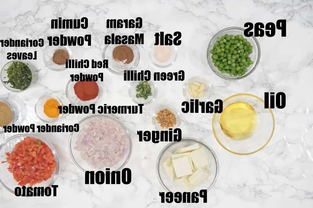 Curry di Matar Paneer in Stile Dhaba 3 Una selezione di ingredienti freschi e spezie essenziali disposti per il Matar Paneer.